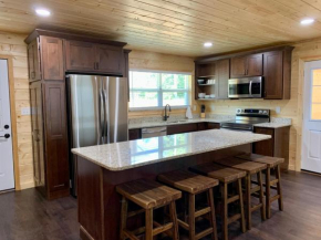 The Brick House: Brand NEW! 3 Bedroom Home with private driveway Pigeon Forge